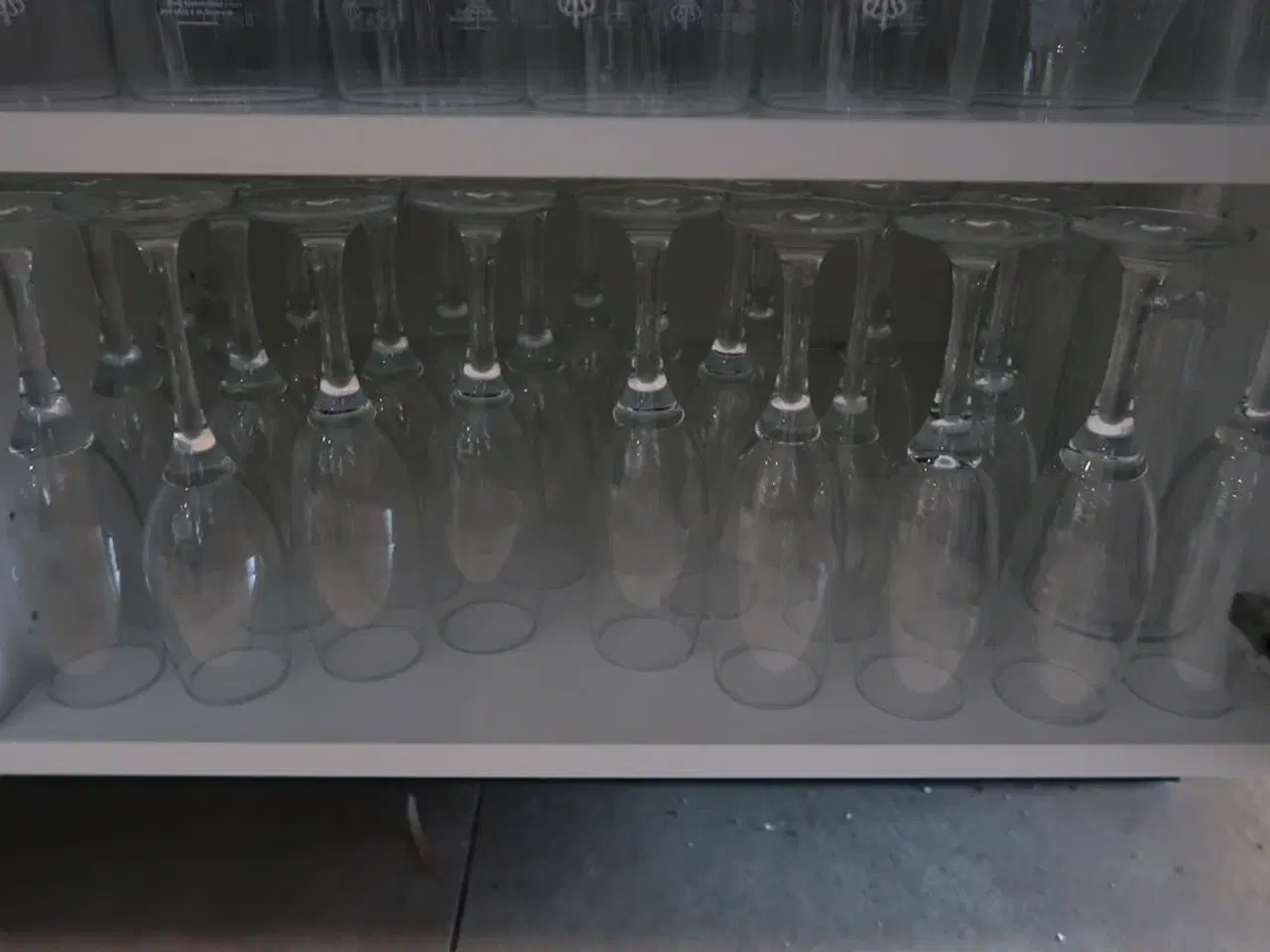 Billede 7 - Stort parti øl & vinglas i skab