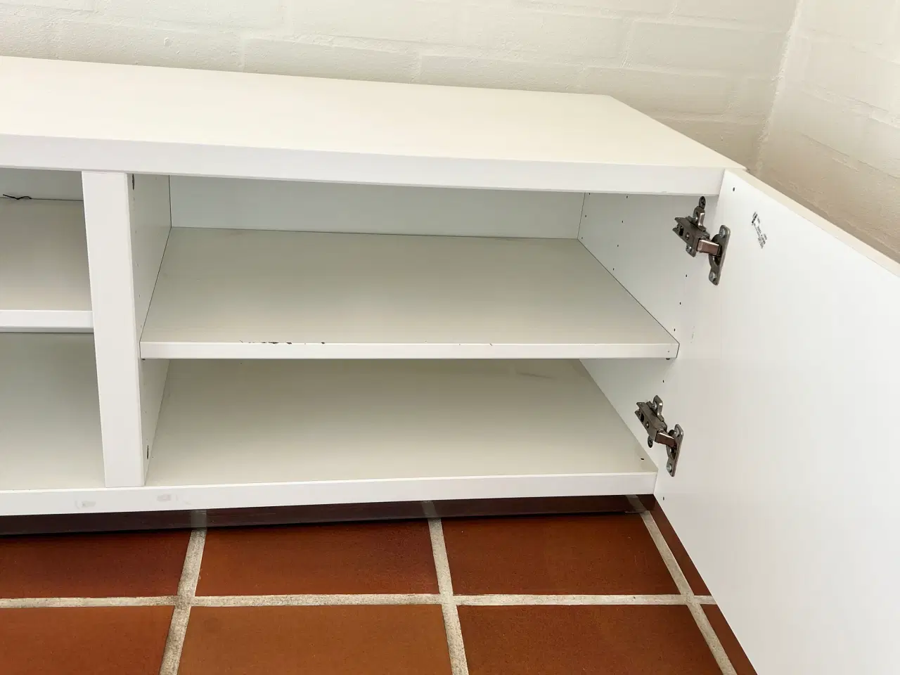 Billede 3 - TV skænk med glaslåge og hvid låge