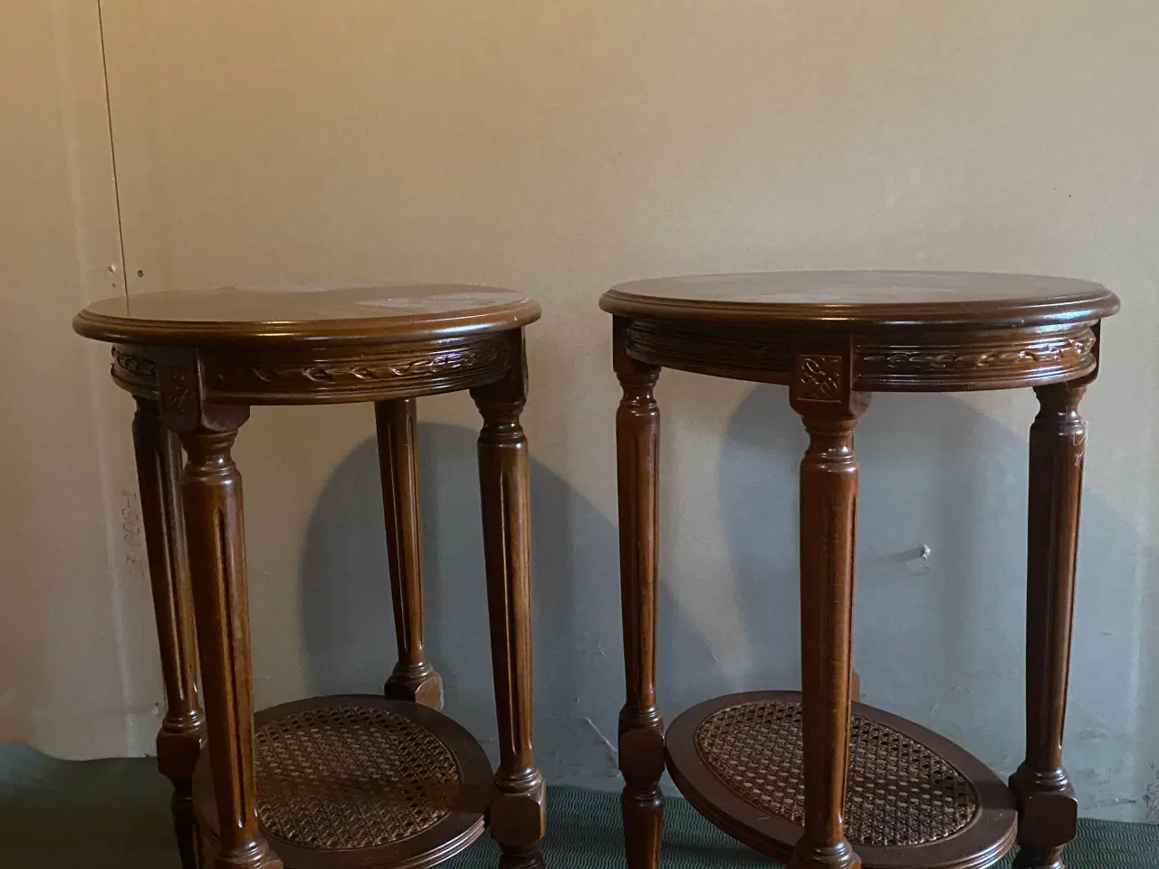 Billede 1 - 2 smukke mørke side/lampe/blomsterborde