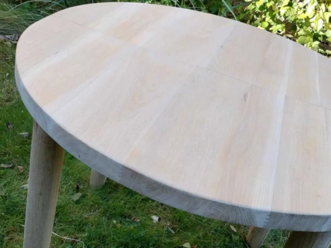 Billede 5 - Massiv rundt egetræ spisebord med tillægsplader