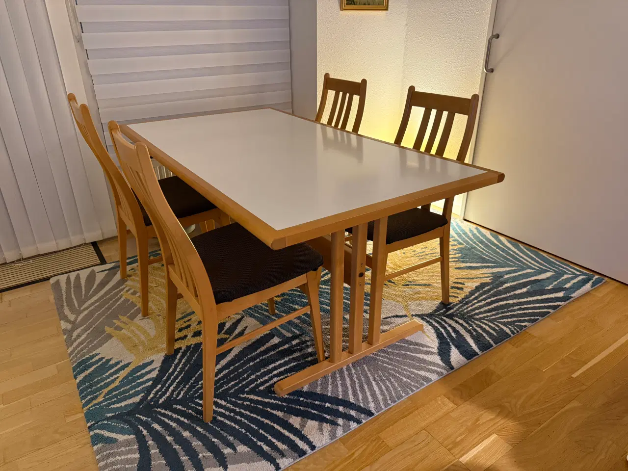 Billede 1 - Bøg/melamin Spisebord med 4 stole