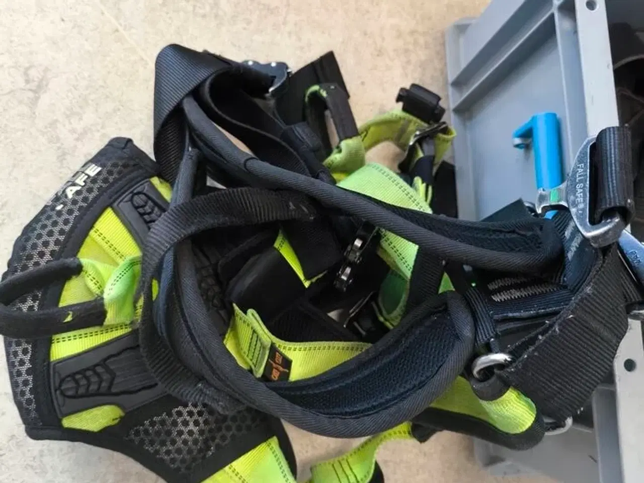 Billede 3 - Kasse m. sikringsgrej samt div.