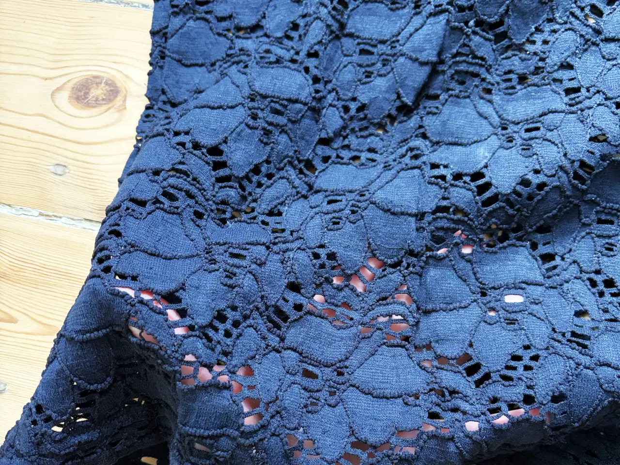 Billede 2 - Sort blonde t-shirt med prismærke. Str. S