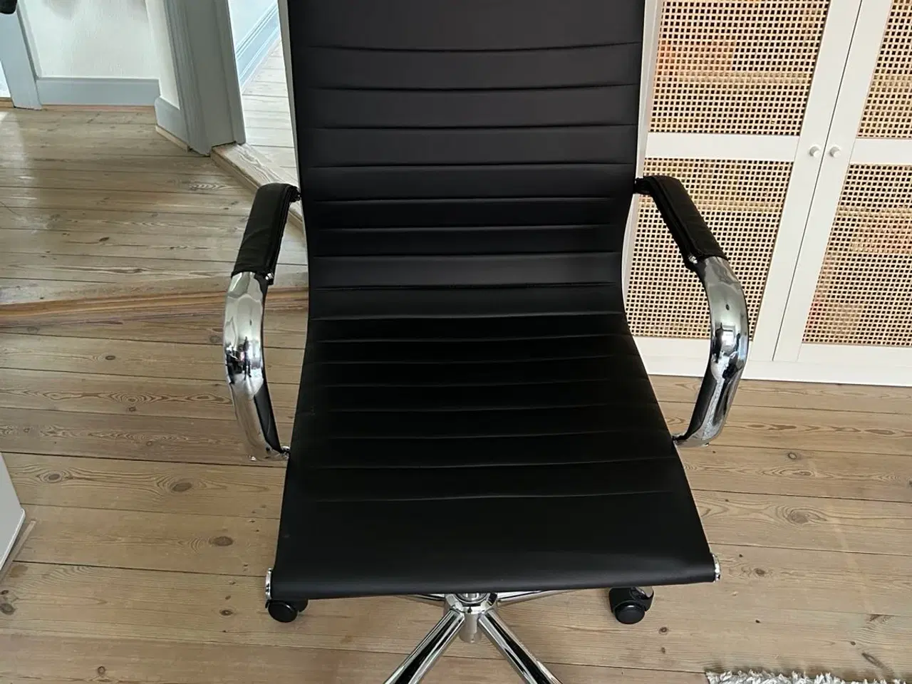 Billede 3 - Moderne kontorstol i sort med krom detaljer