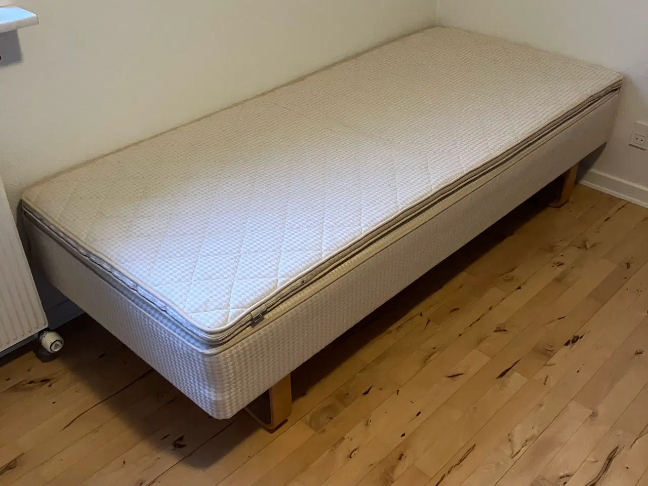 Billede 1 - Seng med topmadras