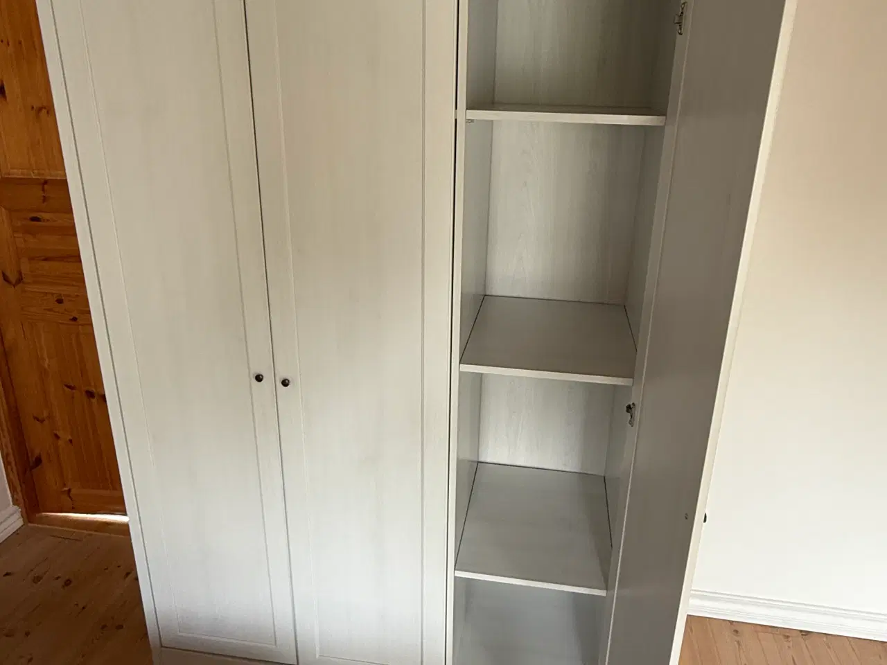 Billede 2 - 2 pæne garderobeskabe fra IKEA