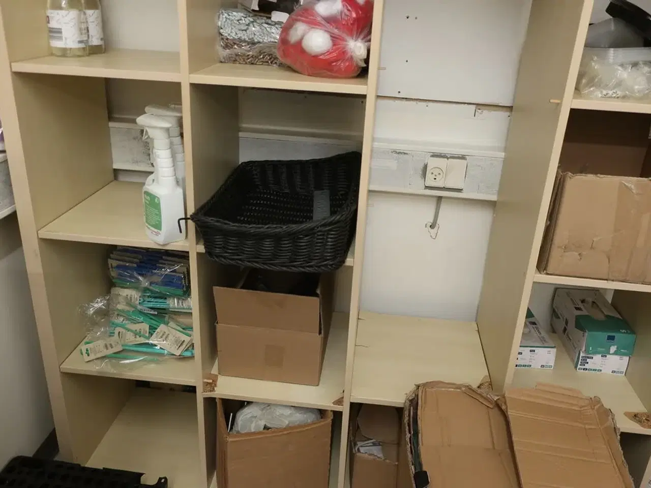 Billede 3 - Reol med indhold