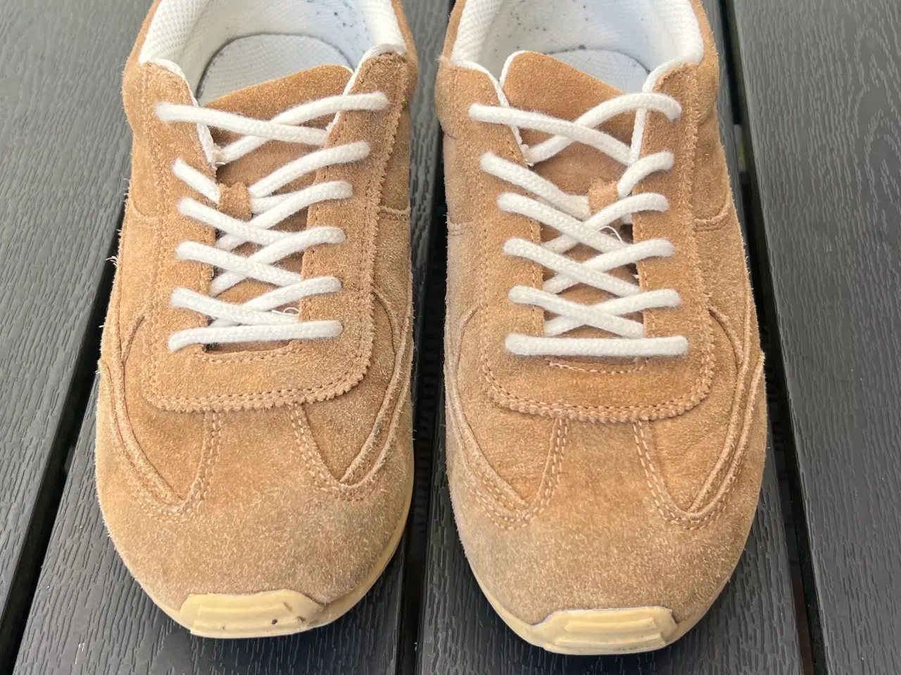 Billede 2 - SNEAKERS I SKIND MED TRACK SÅL – Str. 39 (børn)