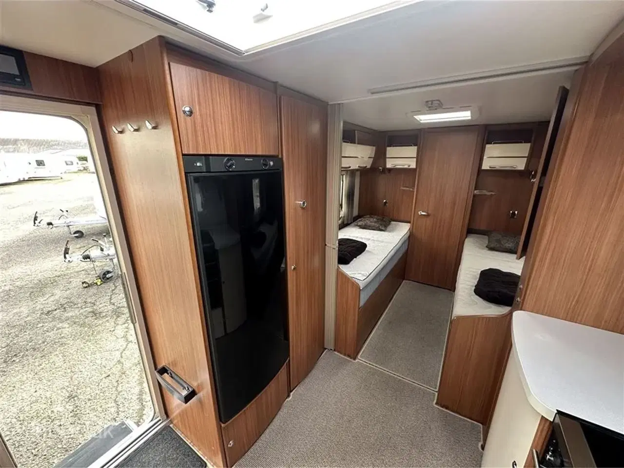 Billede 4 - 2015 - Adria Alpina 613 UT   Adria Alpina 613 UT (2015) – Luksus helårsvogn med mover og enkeltsenge