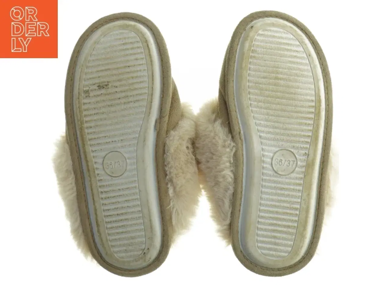 Billede 2 - Hjemmesko i fåreskind (str. 36-37)