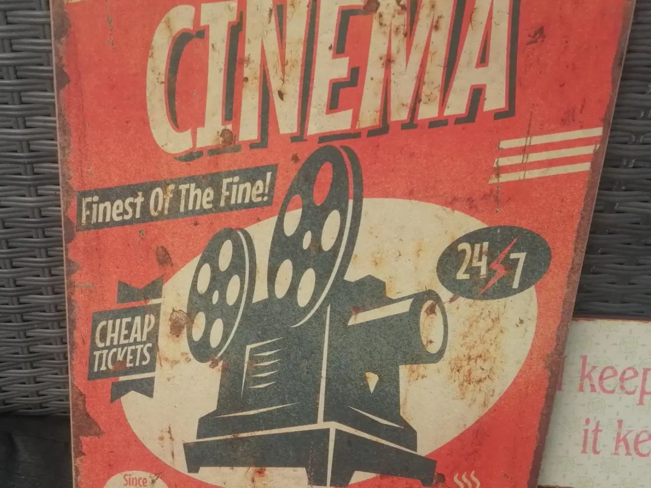 Billede 2 - NYE, 1 CINEMA TRÆSKILT OG 2 METAL SKILTE