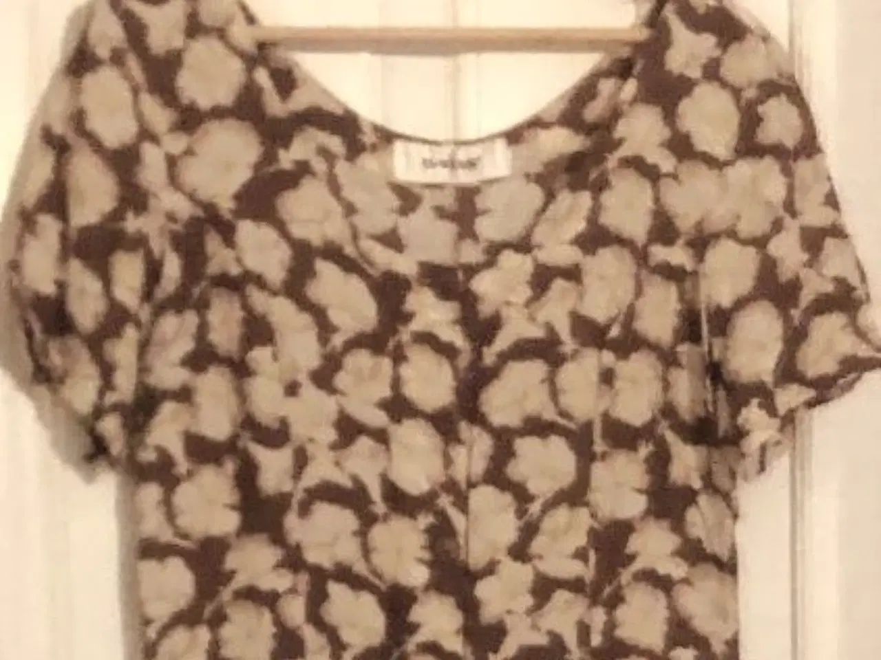 Billede 3 - Blomstret kjole i viscose. Som ny.