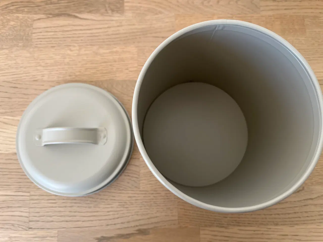 Billede 4 - Metal-dåse med låg til mel