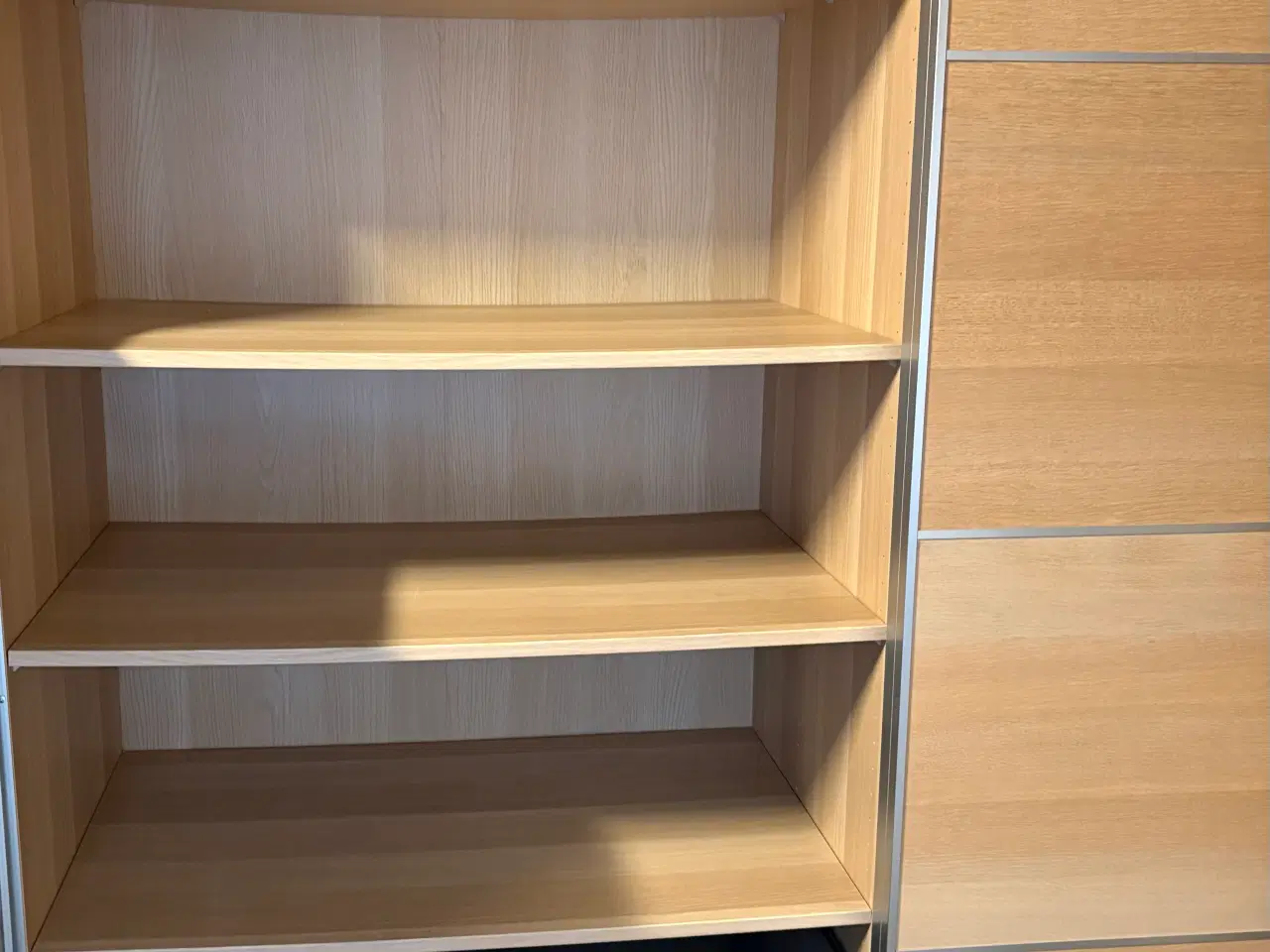 Billede 6 - 2 pæne klædeskabe med skydelåger 