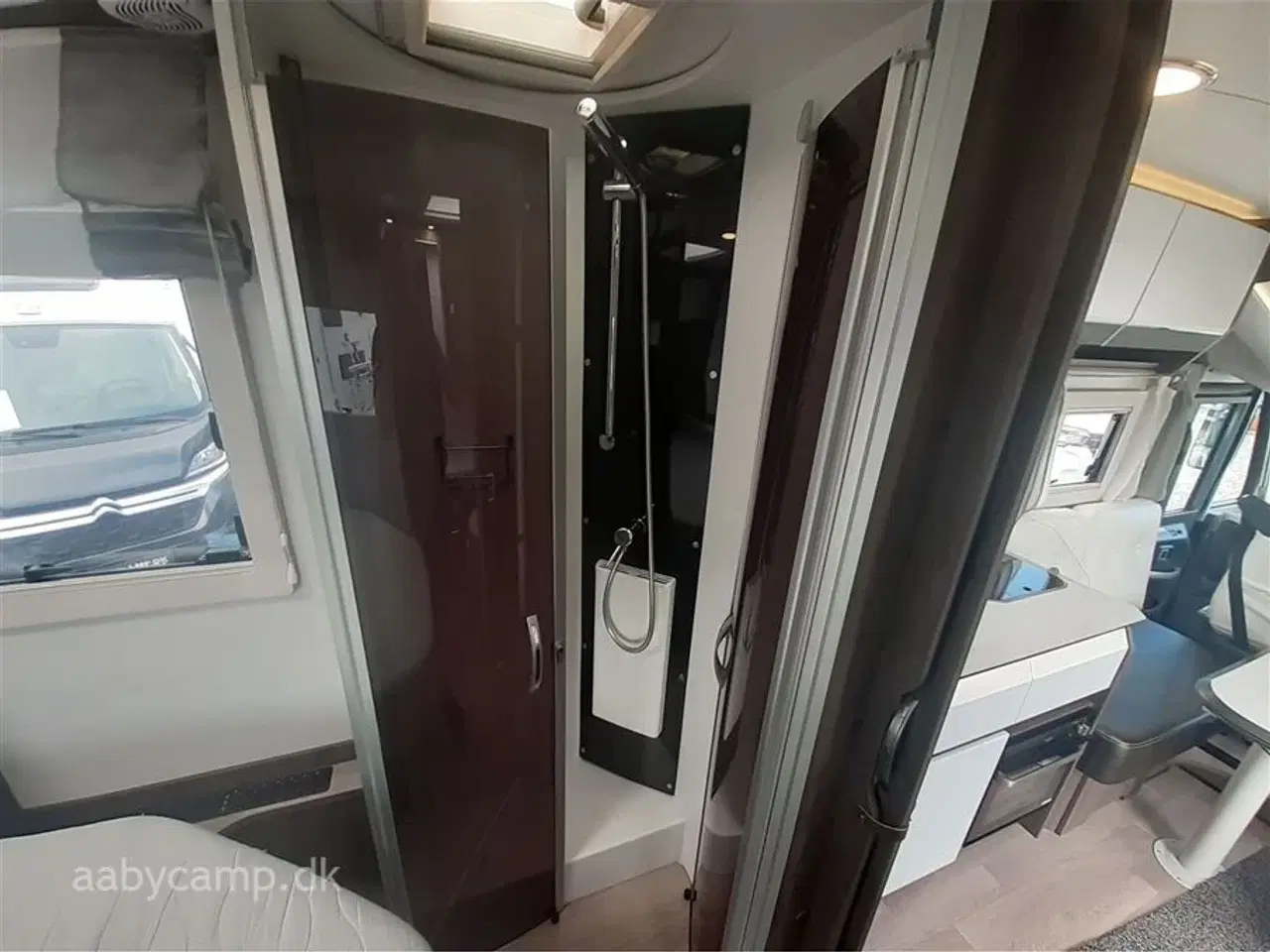 Billede 16 - 2020 - Benimar Amphitryon 997   NK-pakke. automatgear. solceller. ovn. lædersæder. queensbed.