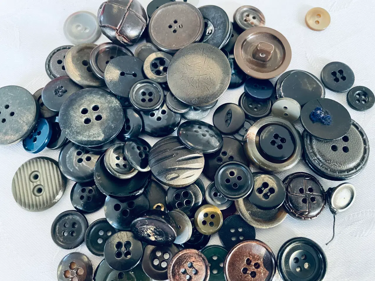 Billede 2 - 80 stk. ældre knapper + opbevaringsæske