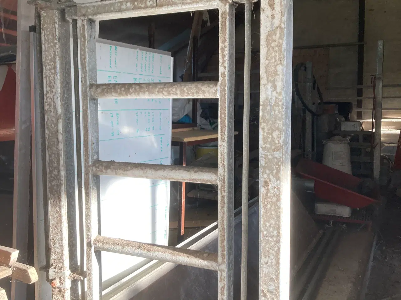 Billede 1 - Mellemgitre, låger, stolper m.m. fra løsdriftsstal