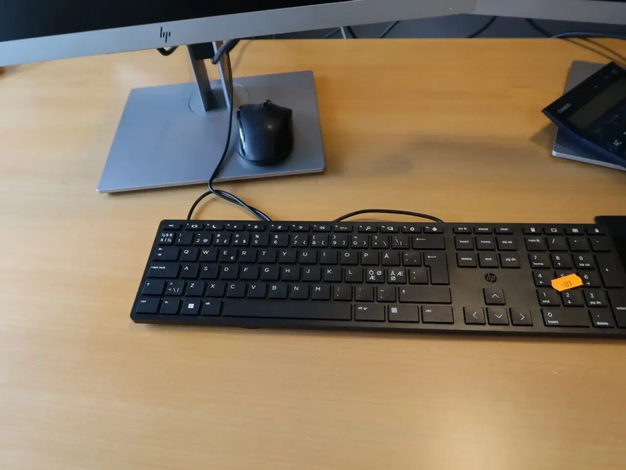 Billede 2 - 2 stk. computerskærme HP E243i med tastatur og mus