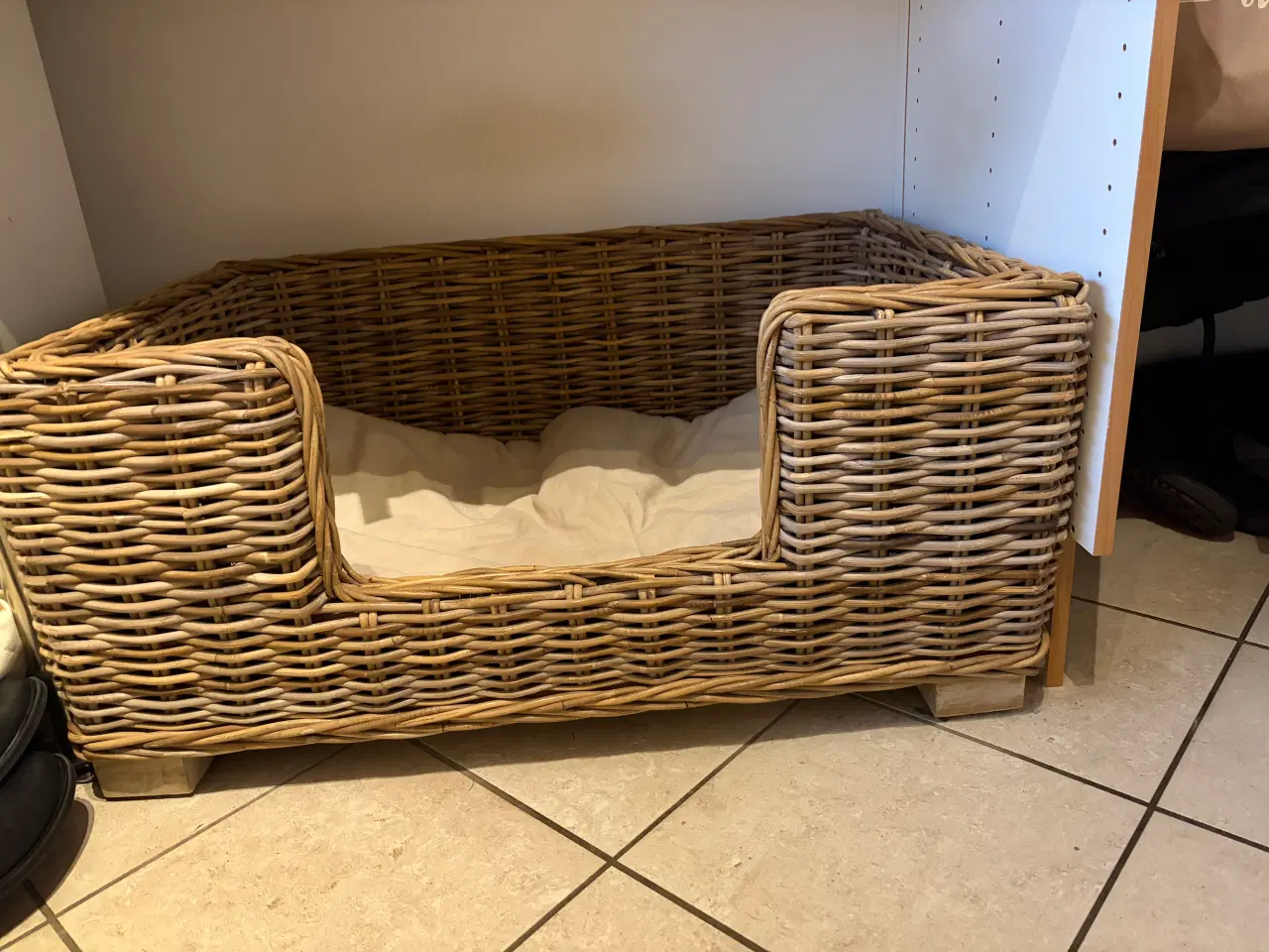 Billede 3 - Hundekurv flot i flet som ny. 