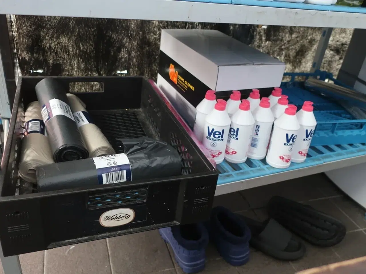 Billede 2 - Reol med rengøringsartikler