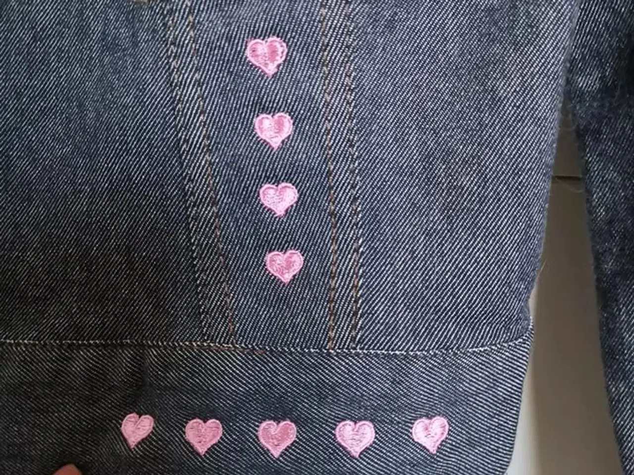 Billede 5 - Cowboyjakke med små lyserøde hjerter, str XS/S