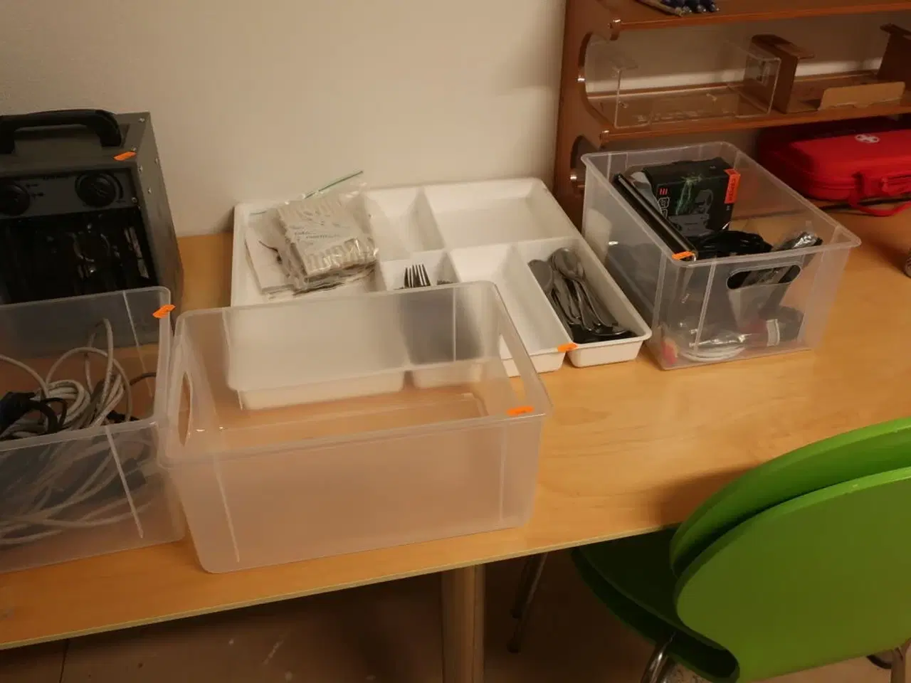 Billede 4 - Reol, bord, varmeblæser m.v.