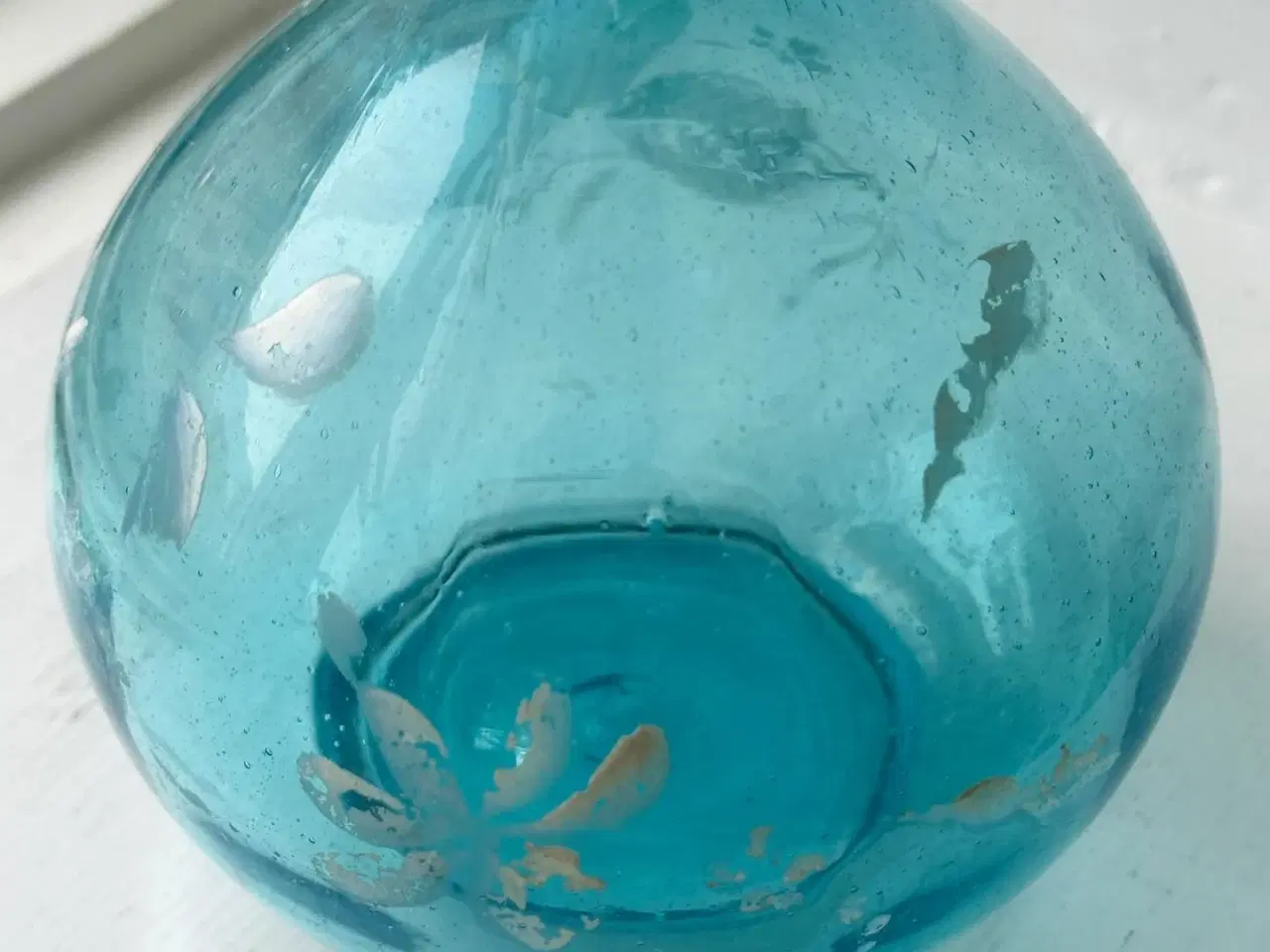 Billede 6 - Karaffel, blåt glas m patineret deko