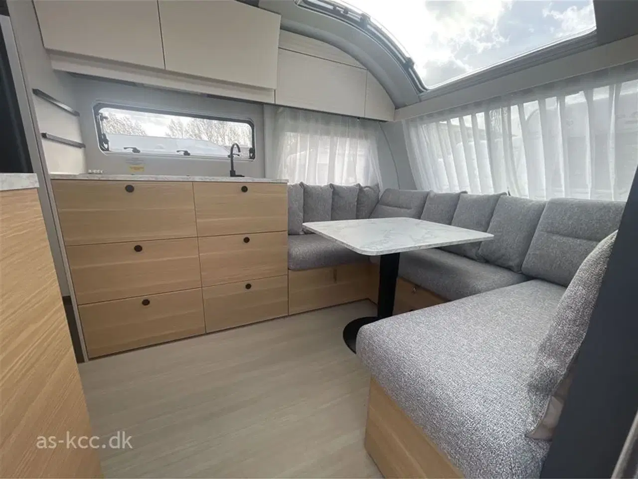 Billede 3 - 2026 - Adria Adora 572 UT   Adria Adora 572 UT Årg, 2026 4 sovepladser, 5 siddepladser