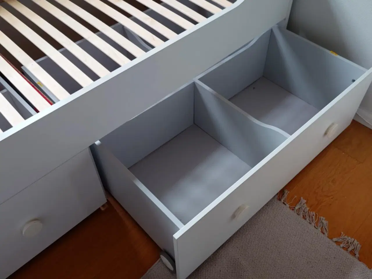 Billede 2 - Hvid seng med skuffer