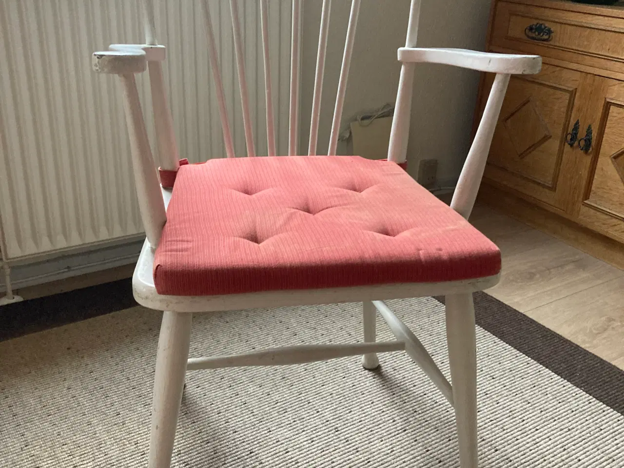 Billede 4 - Hvid træstol med armlæn