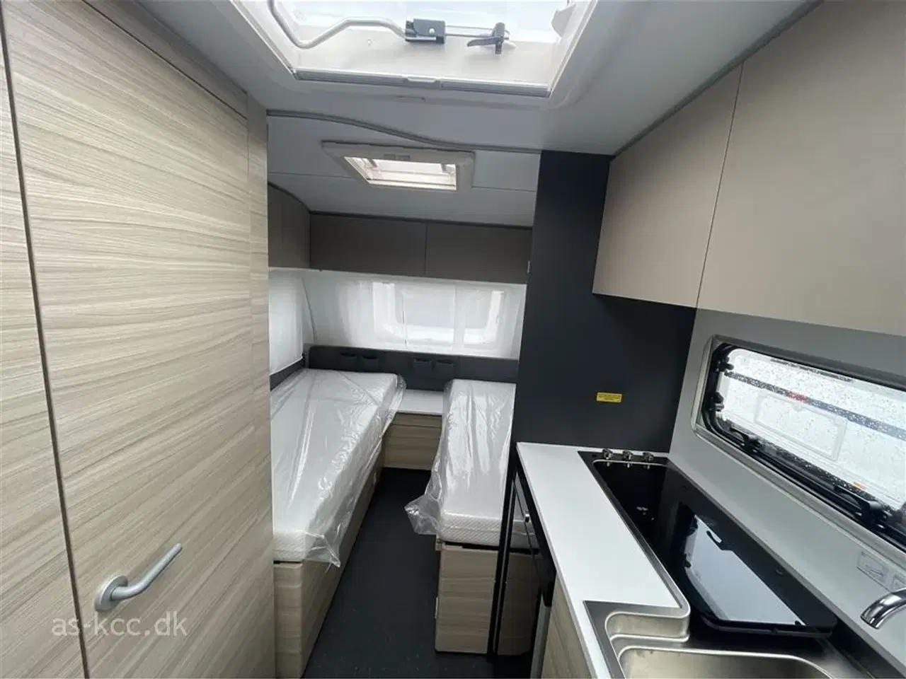 Billede 5 - 2026 - Adria Altea 492 LU Adria Altea 492 LU årg. 2026 med enkeltsenge og udtræk. 5 sovepladser, 4 siddepladser. Glasfiber tag, sider, forende og bagende