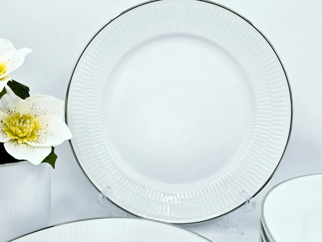 Billede 2 - Hvid Riflet Platin Middagstallerken Porcelæn 