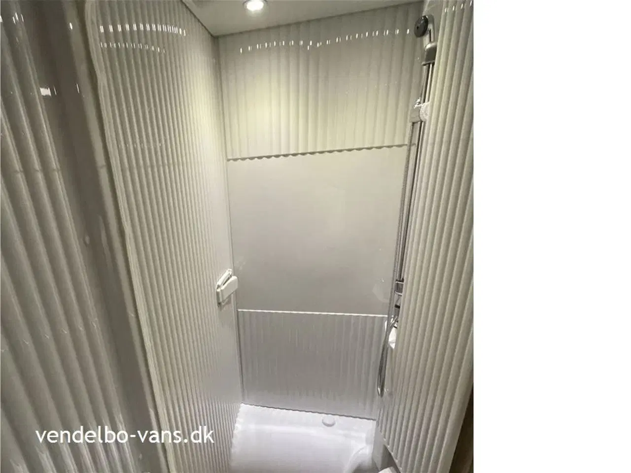 Billede 15 - 2021 - SunLight VAN V66 Adventure Edit   Enkelsenge og garage - kun 6,5 m lang