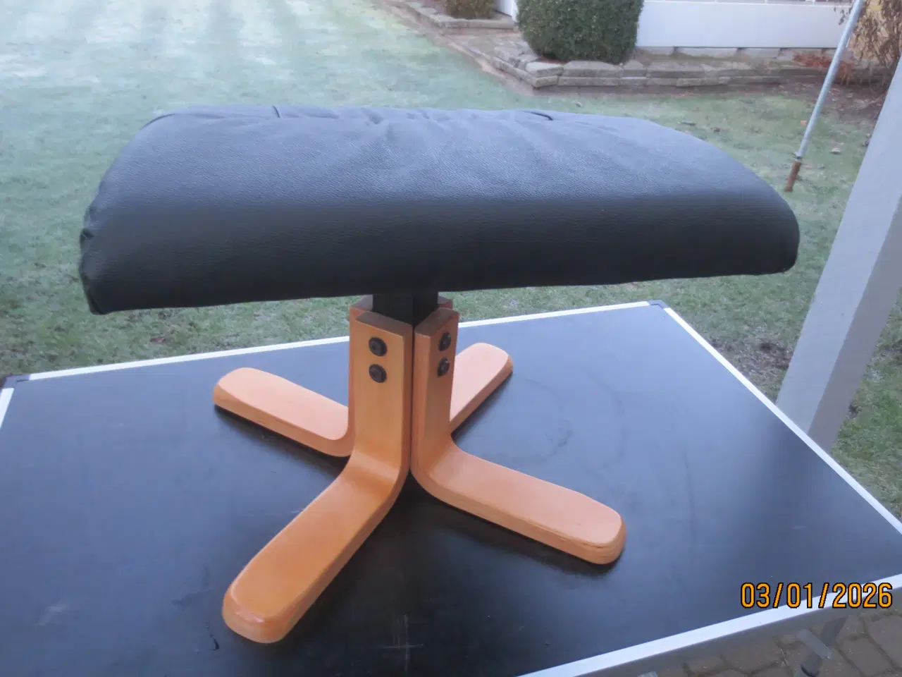 Billede 3 - 1 stk Fodskammel med sort læder 