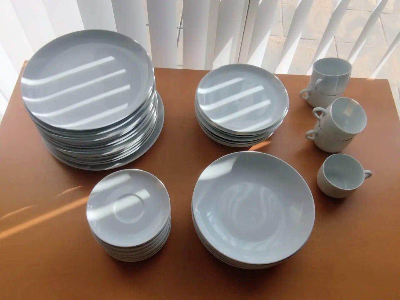 Billede 1 - Diverse hvid atelier tallerkener og kopper