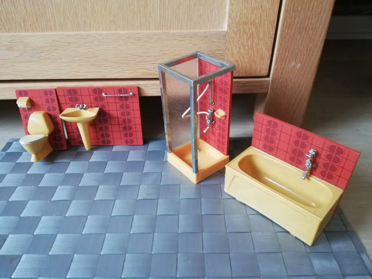 Billede 2 - Dukkehusmøbler retro badeværelse