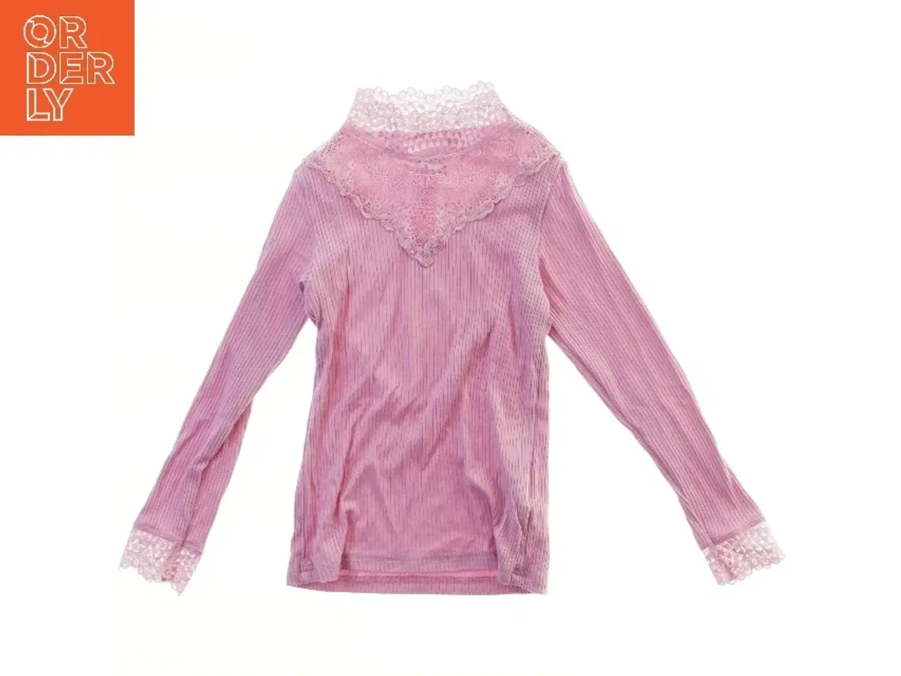 Billede 1 - Langærmet bluse med blondedetaljer fra VRS (str. 98)