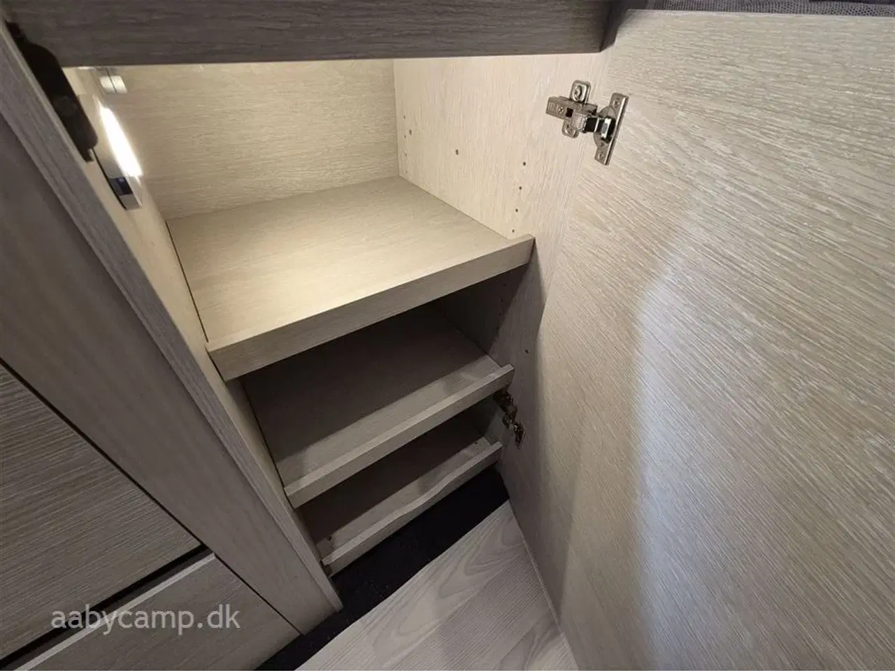 Billede 21 - 2023 - Tourne 6.0   solcelle. 200 Ah lithium Batteri. 2000w Inverter. kompressor køleskab. Elektrisk gulvvarme. Webasto Dieselfyr. Anhængertræk. udvendig bruser. Kun 43,000 km!!!