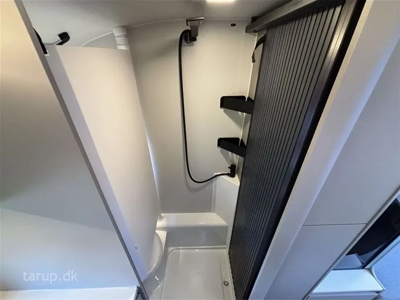 Billede 9 - 2026 - Adria Action 391 LH Classic   NY udgave! Enkeltsenge, sidehængt bord, endekøkken, Truma Combi-varme (gas), Soundbar, panorama-vindue, el-gulvvarme,