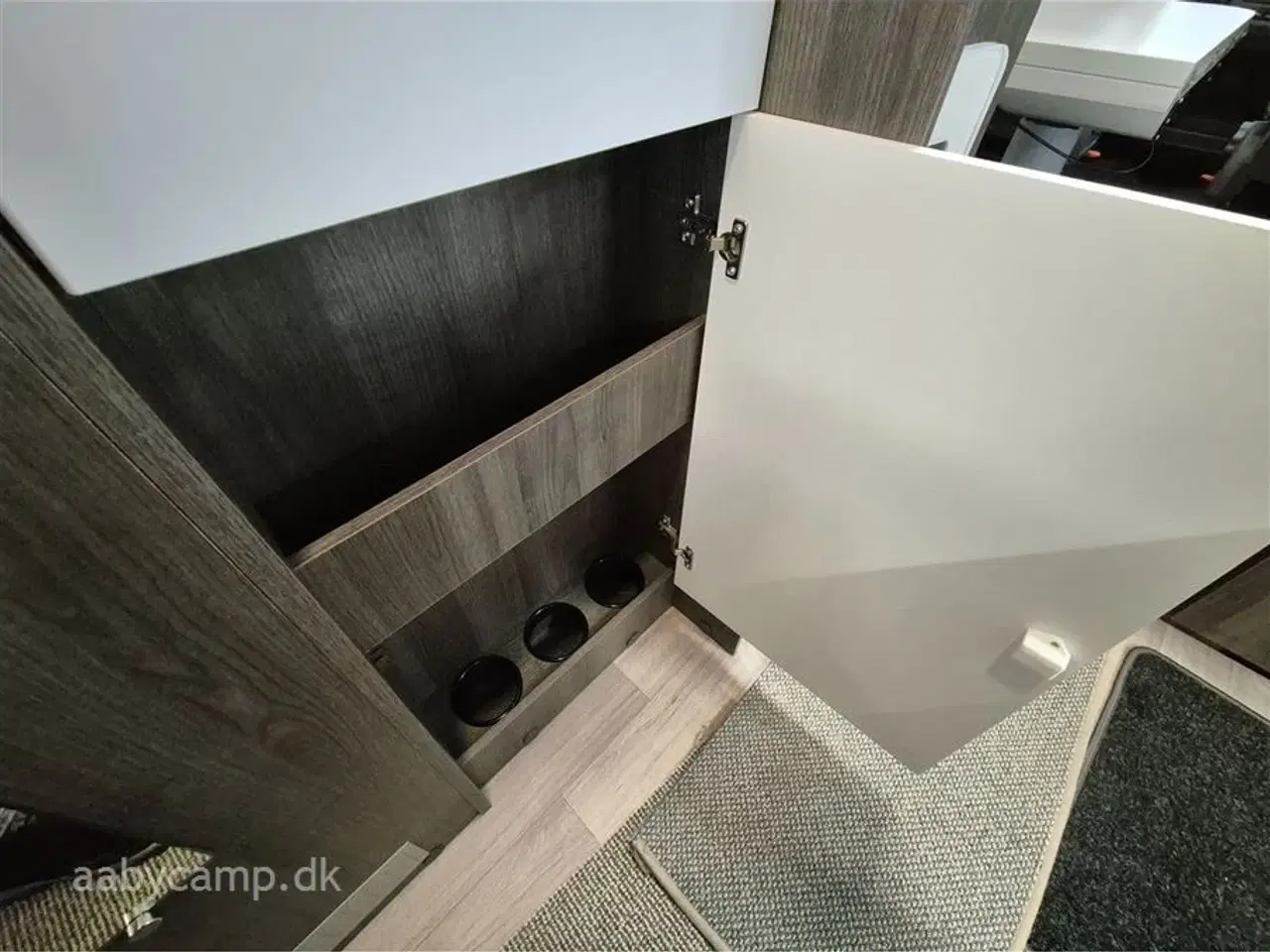 Billede 15 - 2023 - Benimar Amphitryon 983   Solceller. 2x Batterier. 2000w inverter. markise. A/C i bo-del. helårsdæk. undervognsbehandling. helårsdæk. Elektrisk indgangstrin. kun 16000 km!!!