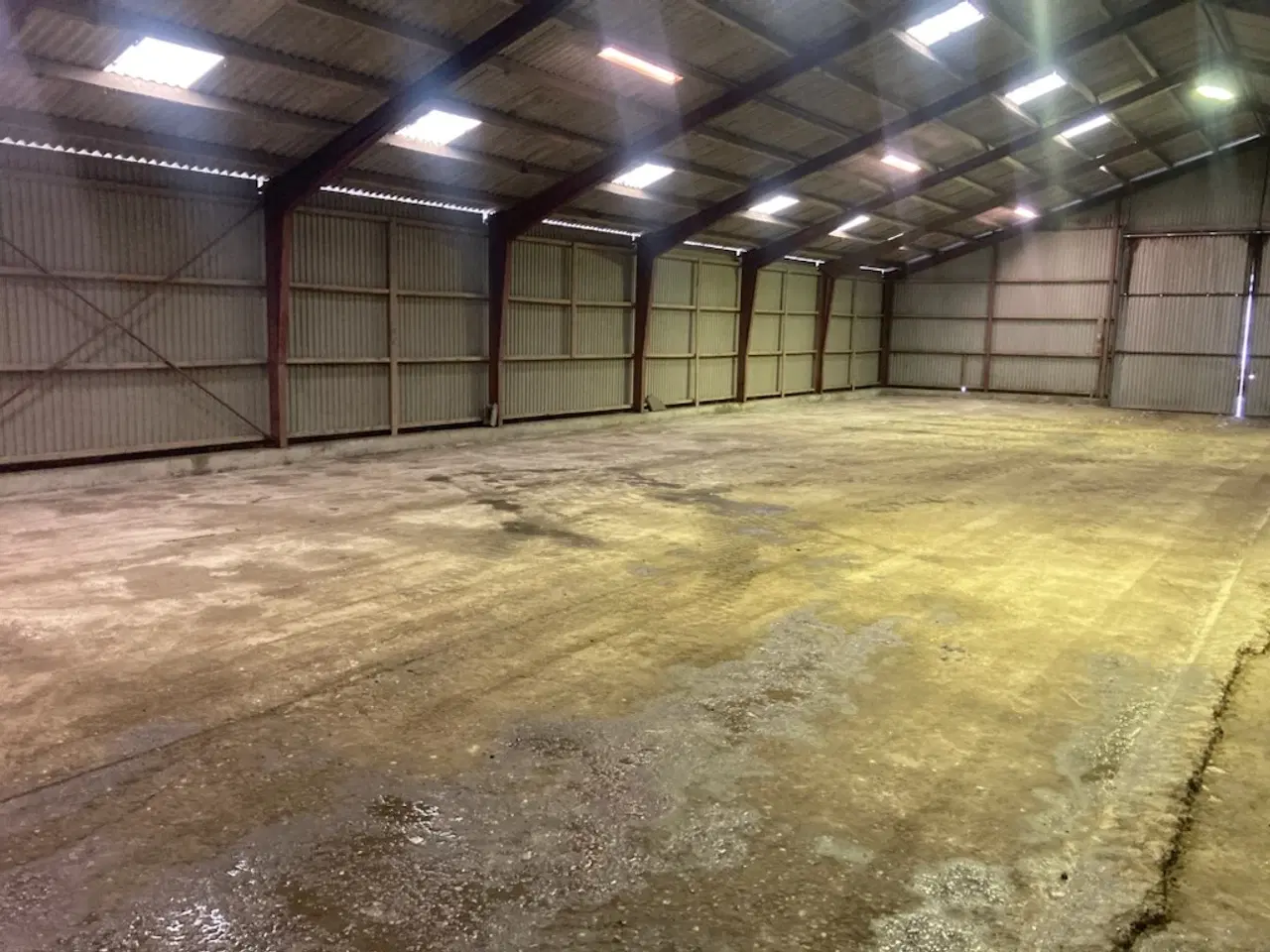 Billede 1 - 190m2 i stålhal.