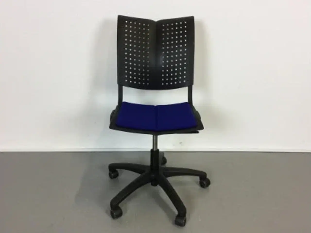 Billede 1 - Häg conventio w kontorstol i sort med blå polsteret sæde og stel