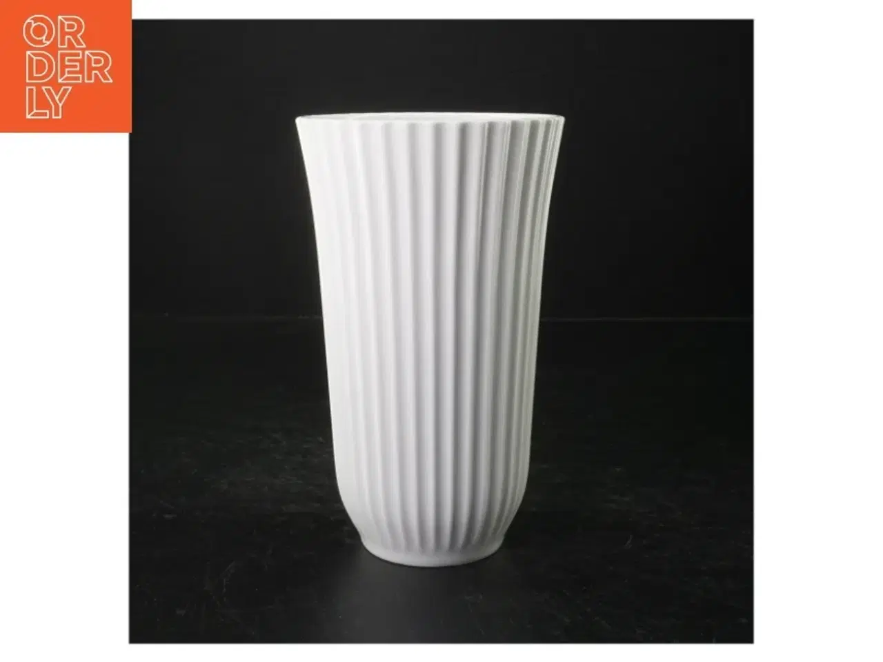Billede 1 - Hvid vase fra Lyngby (str. H 18 cm ø. 11 cm)