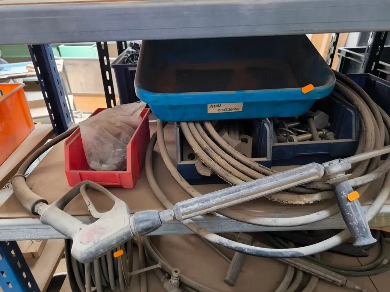 Billede 5 - Indhold på reol (højre fag)