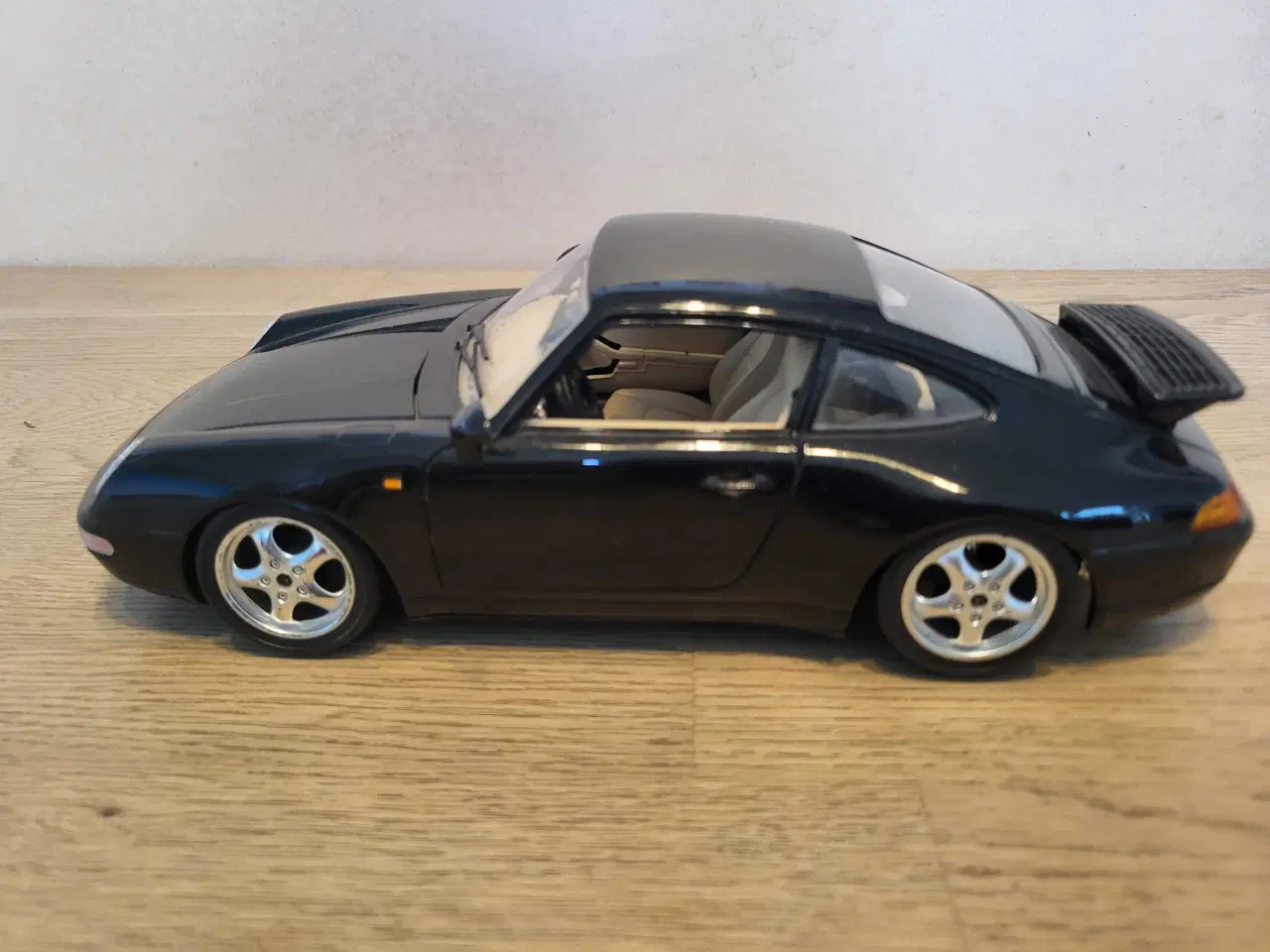 Billede 5 - Modelbil: Porsche 911 Carrera 1993.  Skala 1/18.