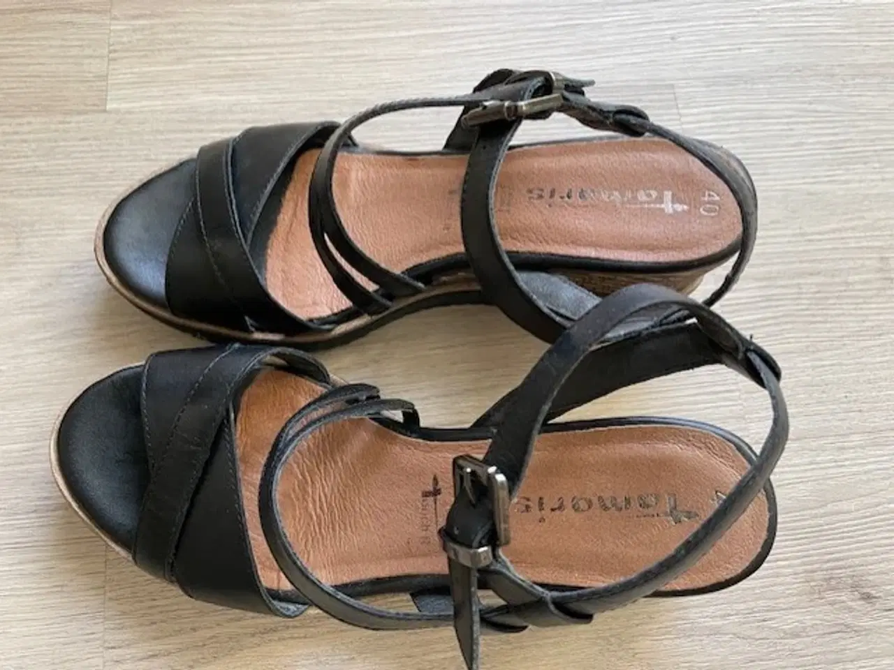 Billede 2 - Tamaris sort sandal med kinahæl