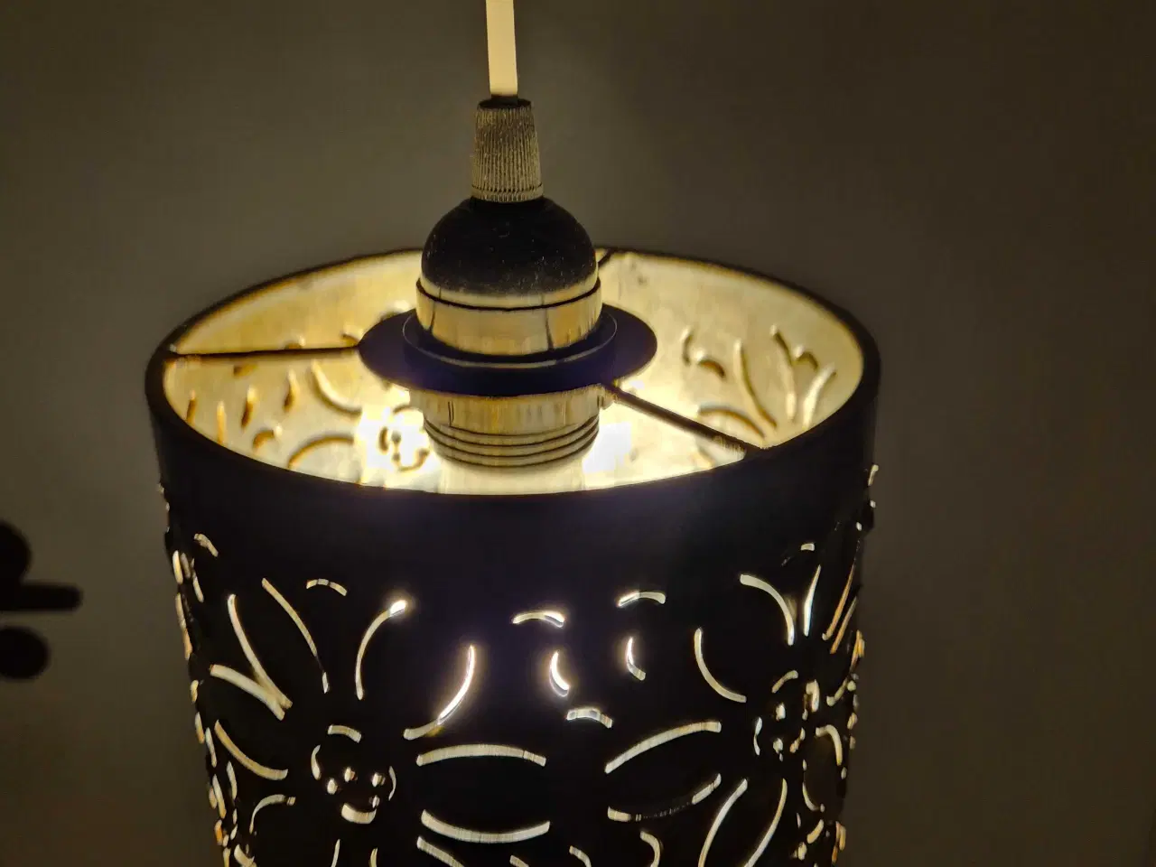 Billede 8 - Høje lamper med glade blomster-perforeringer 