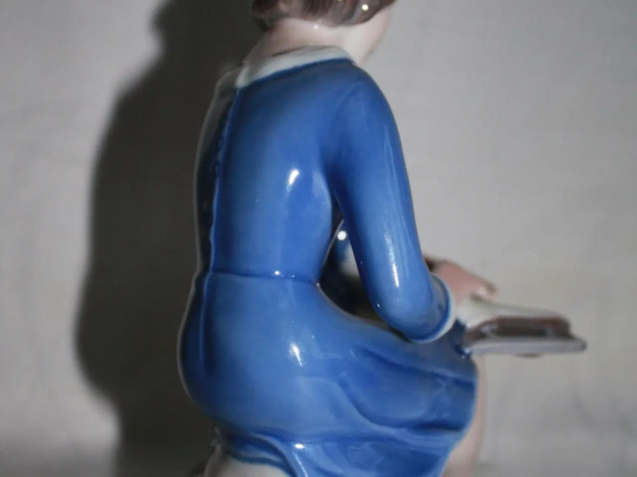 Billede 8 - Porcelænsfigur "Pige med skøjter" fra B&G