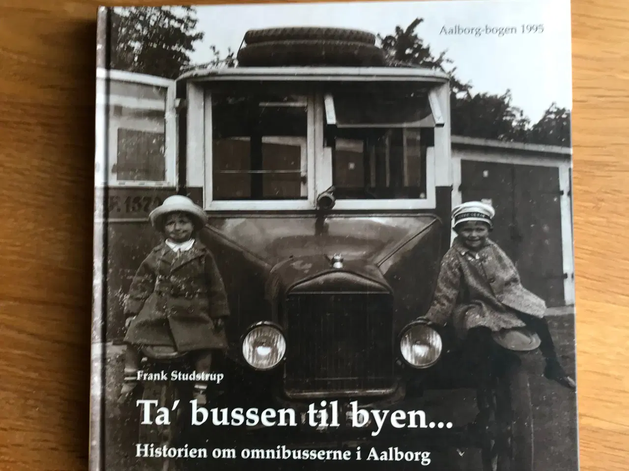 Billede 1 - Ta' bussen til byen...   Aalborg-bogen 1995