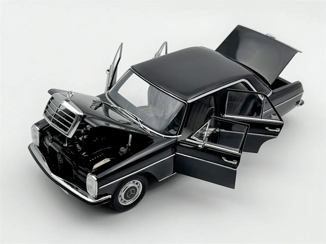 Billede 5 - 1968 Mercedes-Benz 220D /8 AUTOart -  1:18 